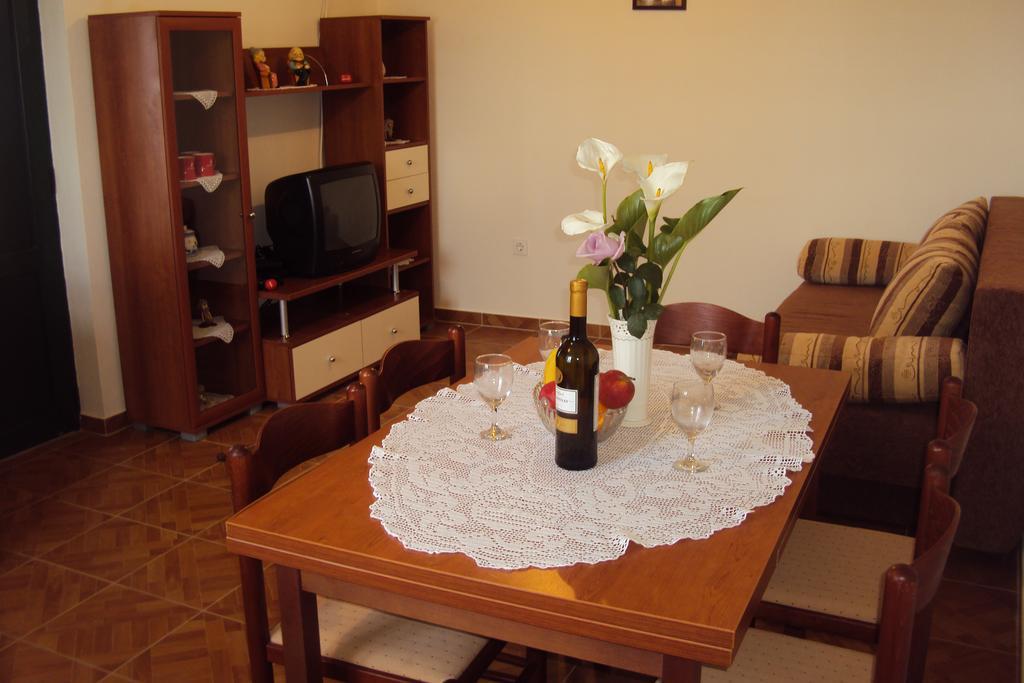 Milutinov Dvor Apartments 브르시 외부 사진